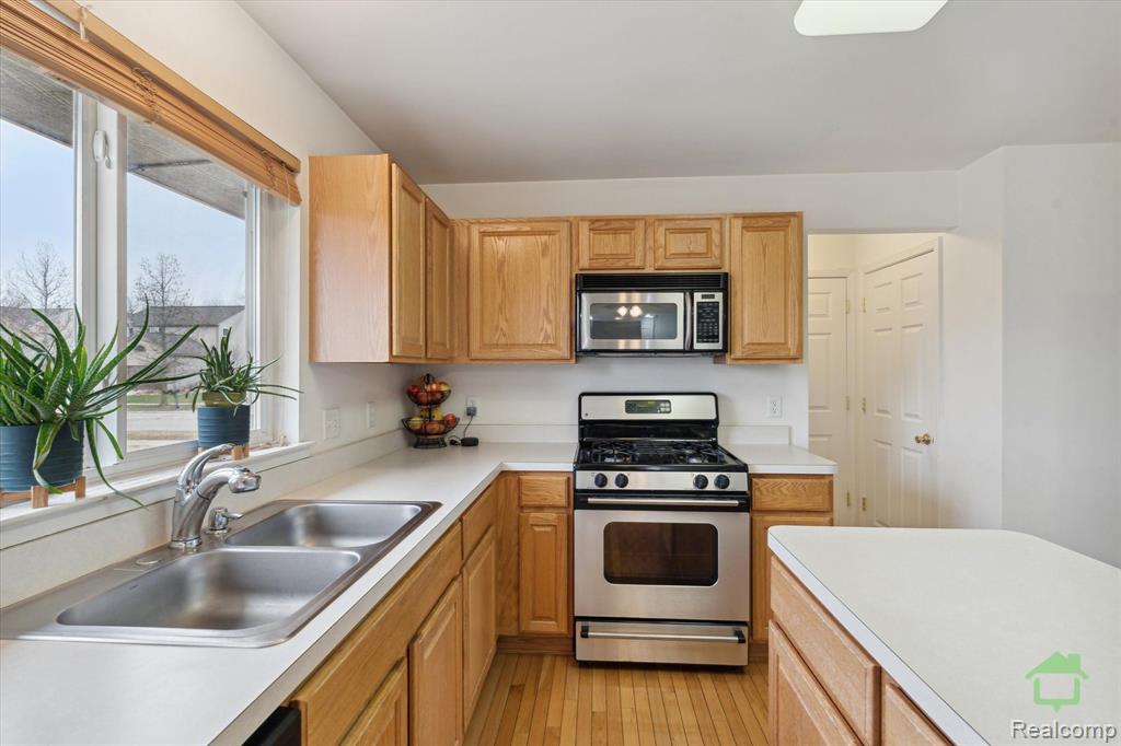 9799 Ravenshire Drive, Ypsilanti, MI 48198 — Photo 23
