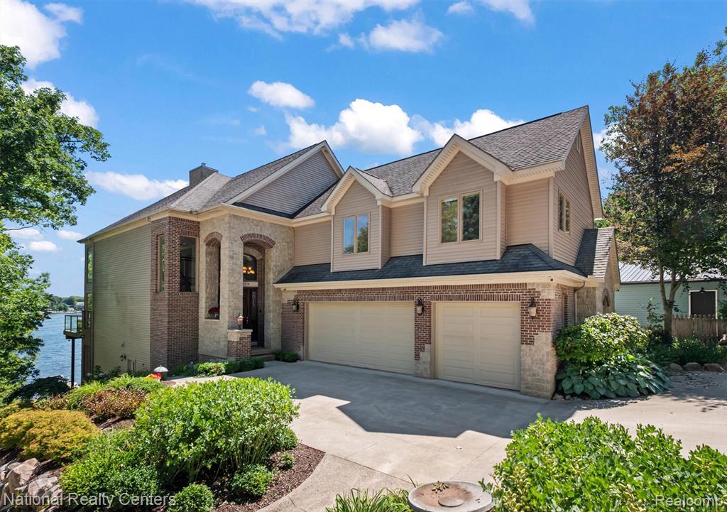 5619 Lakeview Boulevard, Goodrich Vlg, MI — front exterior