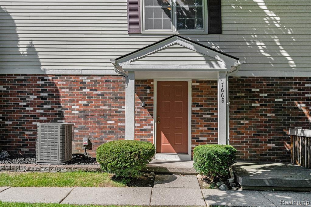 7668 Woodview Drive, Waterford, MI 48327 — Photo 2
