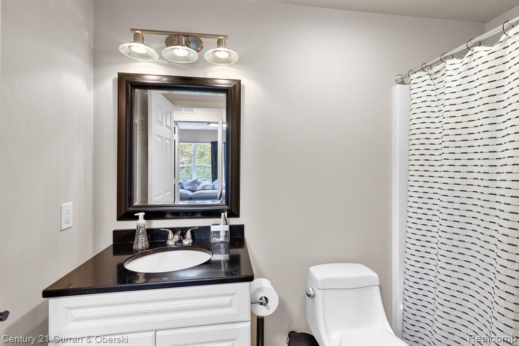 23046 WILLIAMSBURG Circle, Woodhaven, MI 48183 — Photo 15