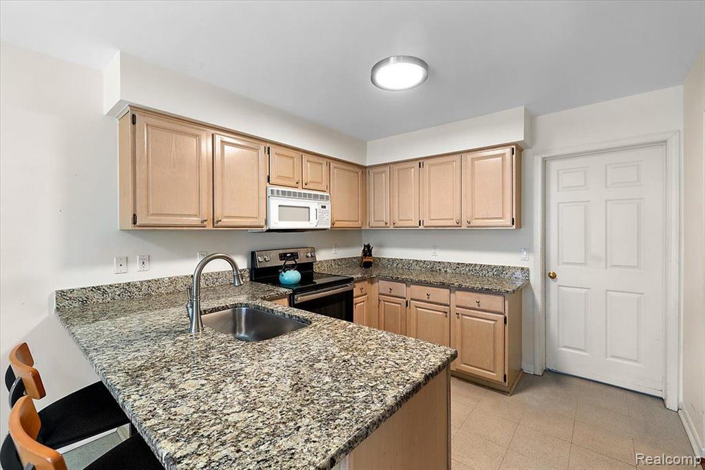 5853 Dawn Ridge Drive, Troy, MI 48098 — Photo 16