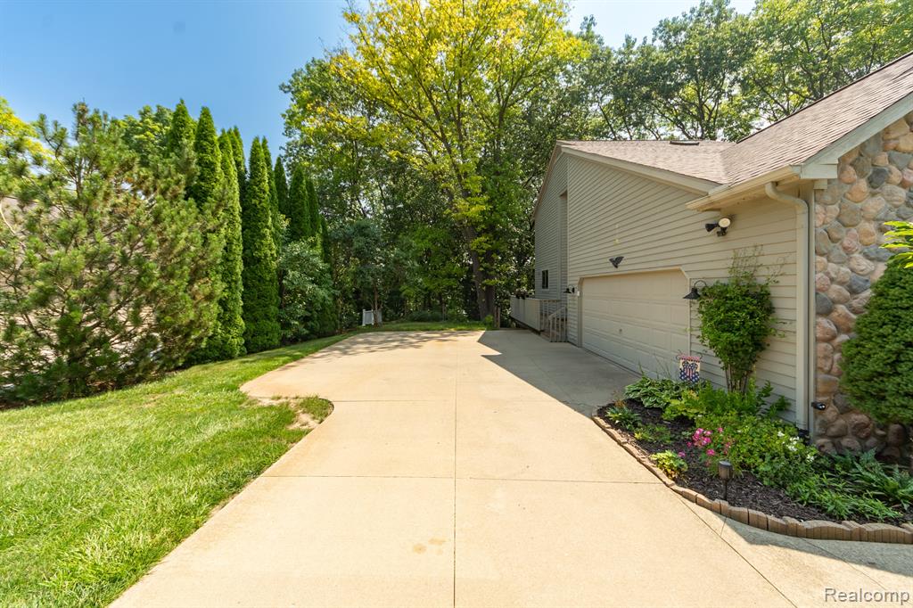 6939 West Ridge Drive, Brighton, MI 48116 — Photo 10