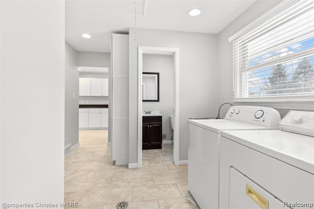 6881 W DARTMOOR Road, West Bloomfield, MI — Photo 21