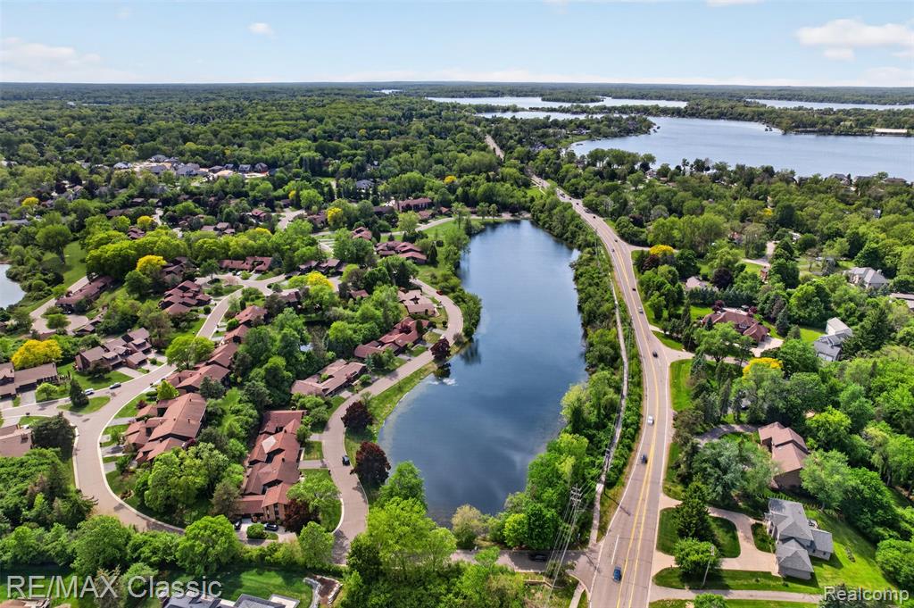 2061 Burgundy Street, West Bloomfield, MI 48323 — Photo 11
