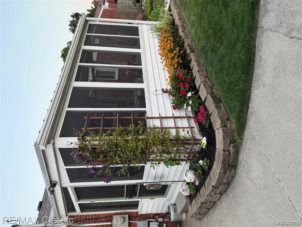 9373 Lathers Street, Livonia, MI 48150 — Photo 17