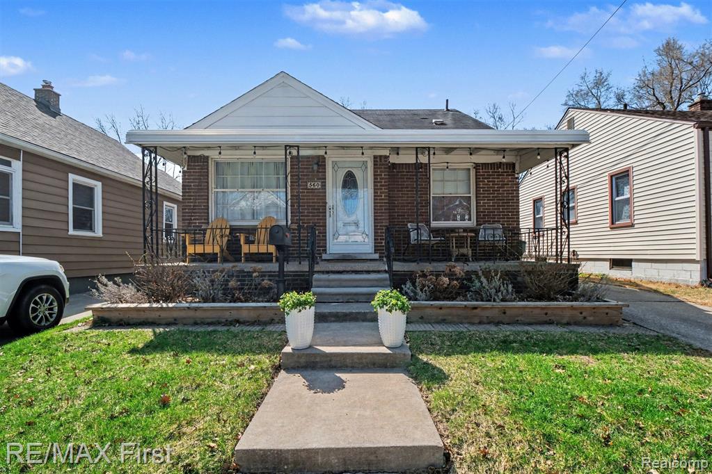 560 E Oakridge Street, Ferndale, MI 48220 — Photo 2