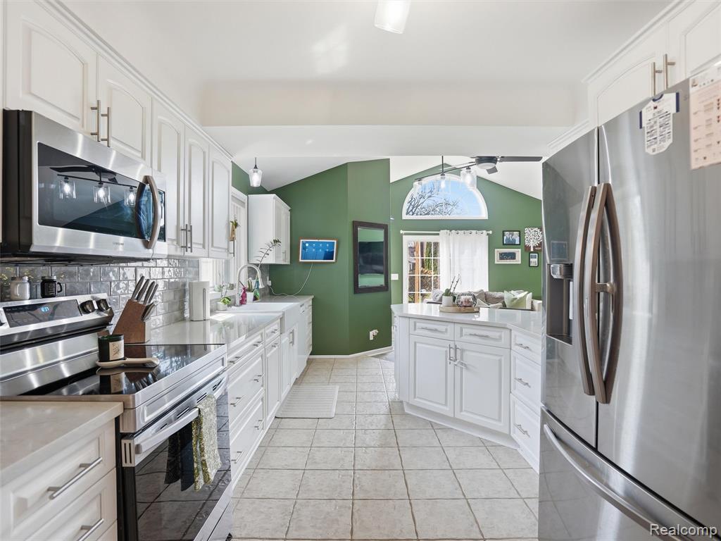 2073 Lochmoor Boulevard, Grosse Pointe Woods, MI 48236 — Photo 12