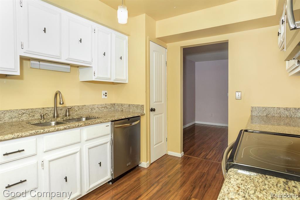 28562 REGENT Court S, Southfield, MI 48076 — Photo 8