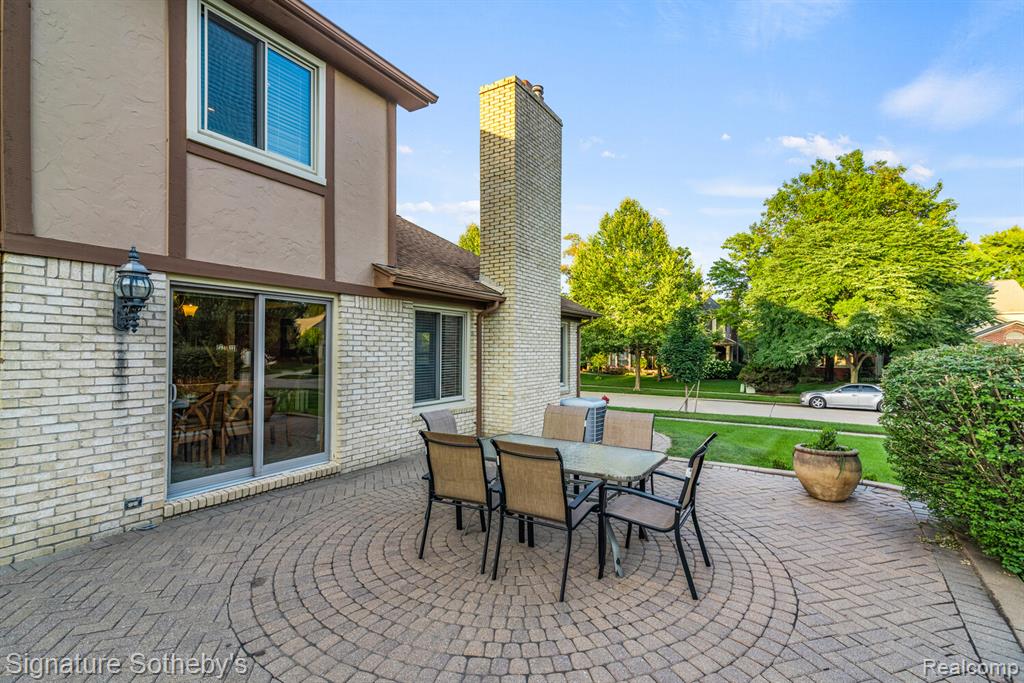 6710 WESTPOINTE Drive, Troy, MI 48085 — Photo 33