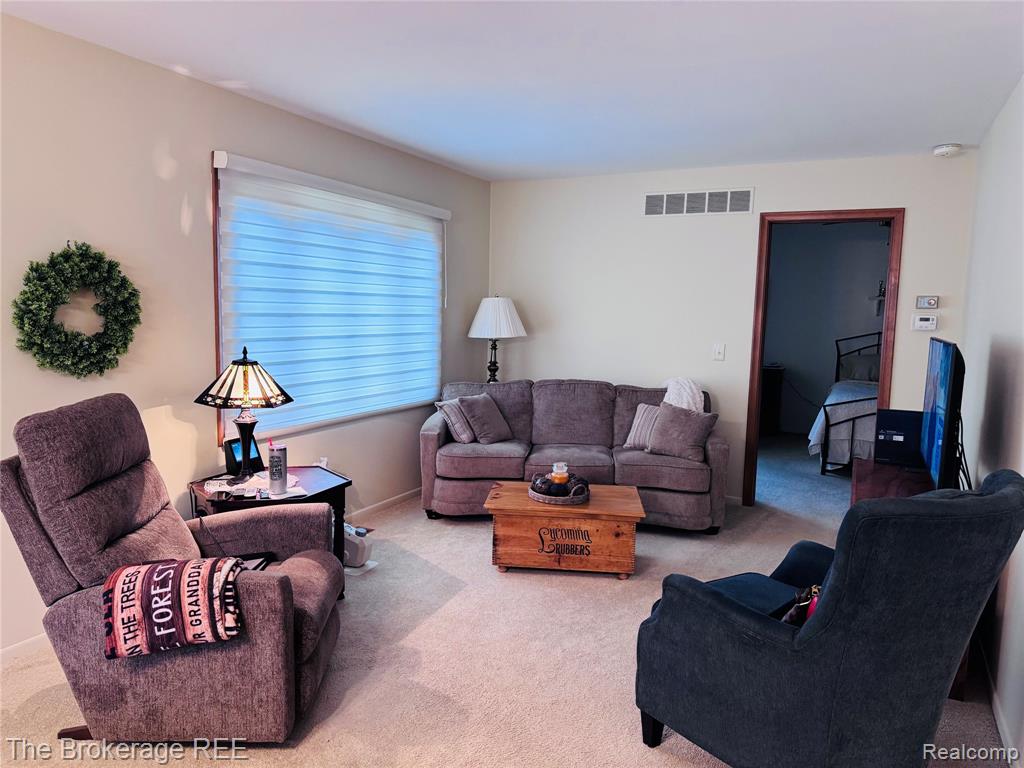 588 Oakbrook Circle, Flushing, MI 48433 — Photo 2