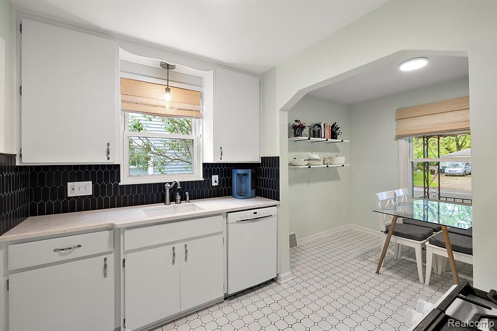 904 N DORCHESTER Avenue, Royal Oak, MI 48067 — Photo 8