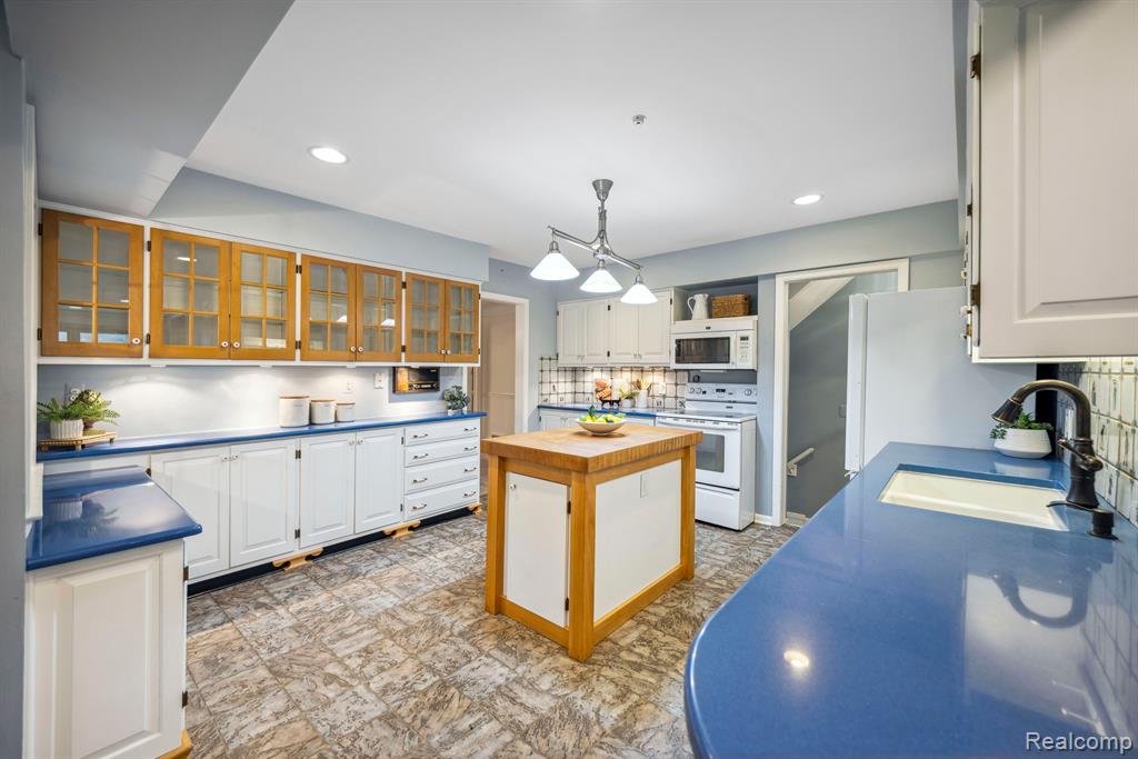 46270 BLOOMCREST Drive, Northville, MI 48167 — Photo 18