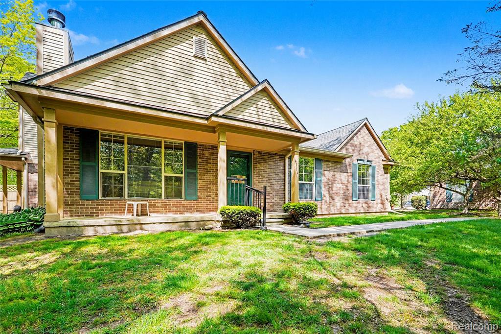 4114 Stonebridge, Holly, MI 48442 — front exterior