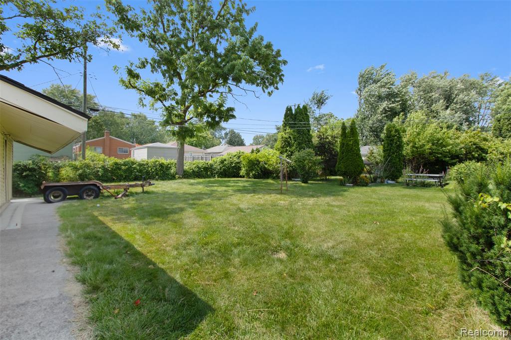 9077 Hugh Street, Livonia, MI 48150 — Photo 12