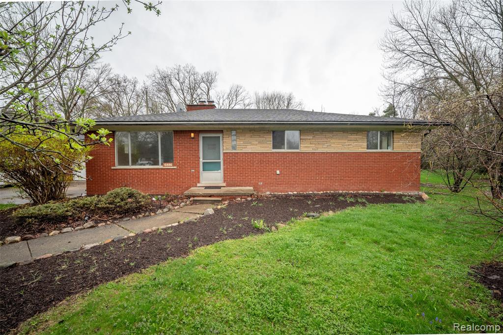 6886 E Nashway, West Bloomfield, MI — front exterior