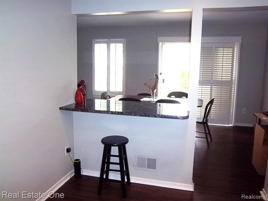 2054 MAPLEHURST Drive, 46, Commerce Twp, MI 48390 — Photo 9
