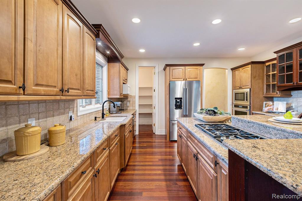 8294 WARWICK GROVES, Grand Blanc, MI 48439 — Photo 13