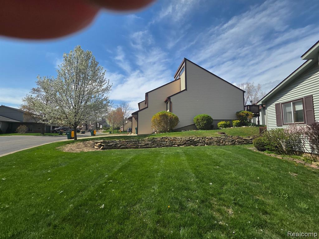 560 OAKBROOK Circle, Flushing, MI 48433 — Photo 2