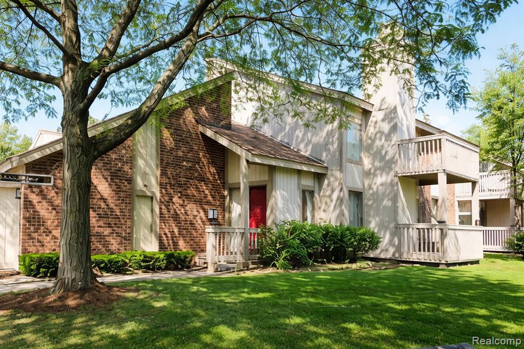 7490 S Brynmawr Court, West Bloomfield, MI — front exterior