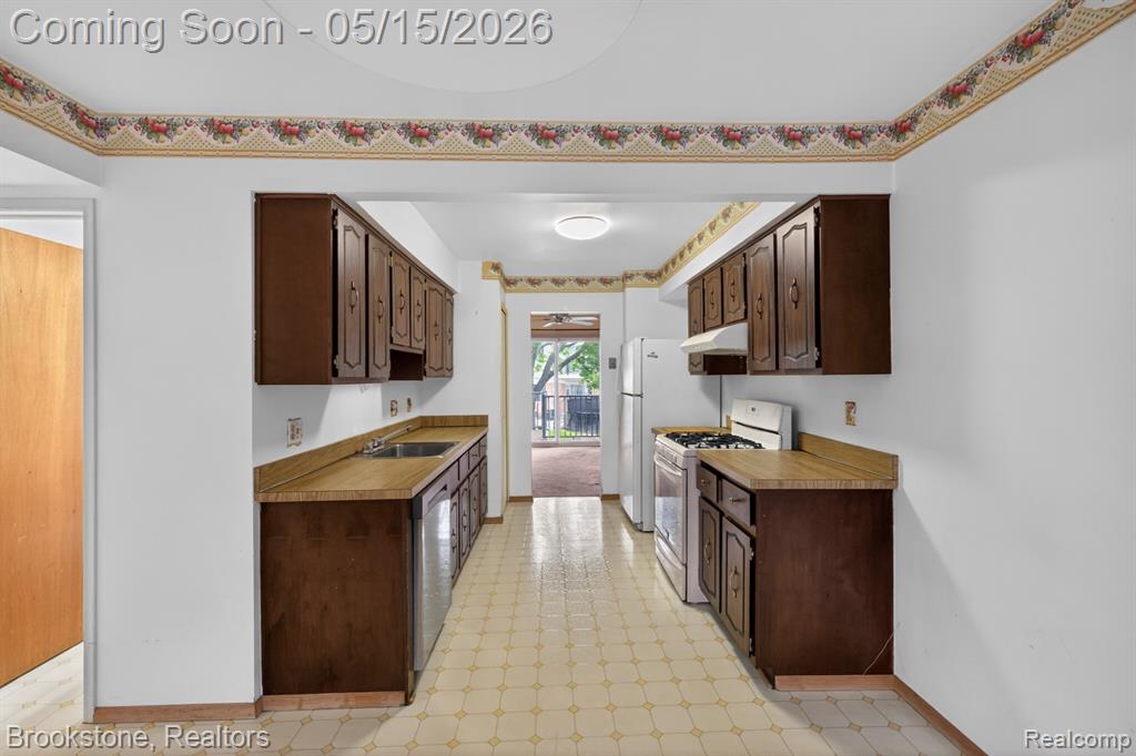 37643 Charter Oaks Boulevard, Clinton Twp, MI 48036 — Photo 13