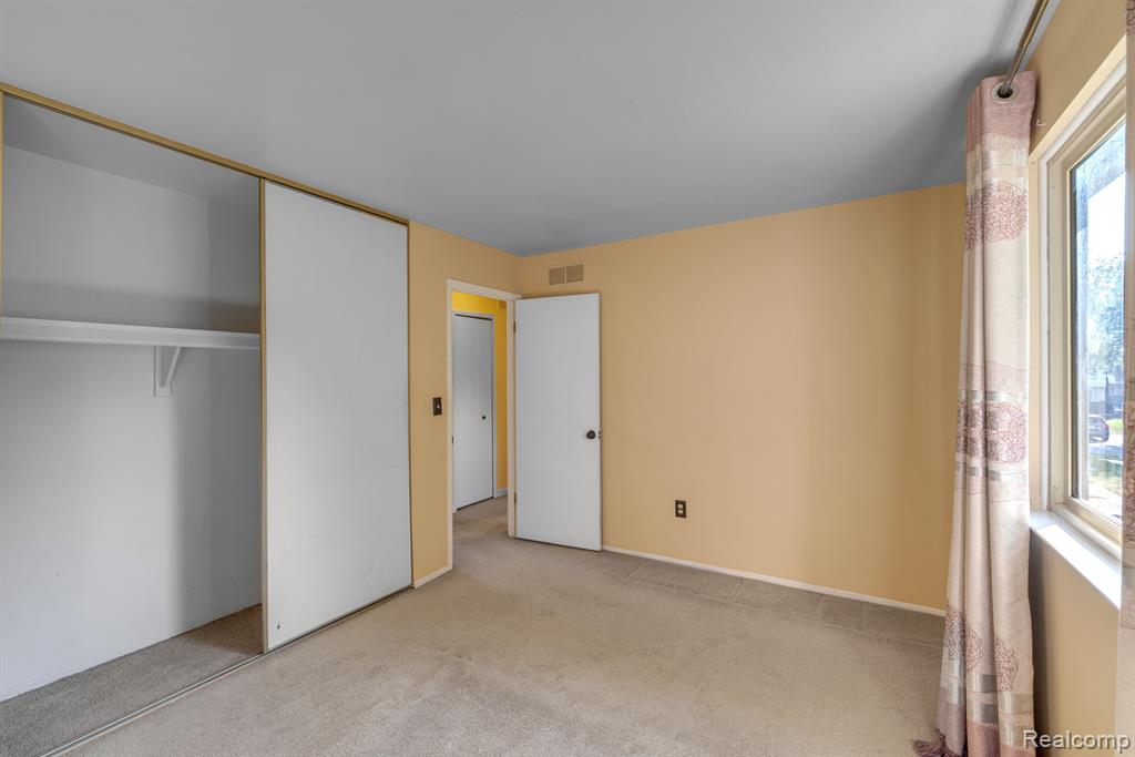 2952 ROUNDTREE Drive, Troy, MI 48083 — Photo 16
