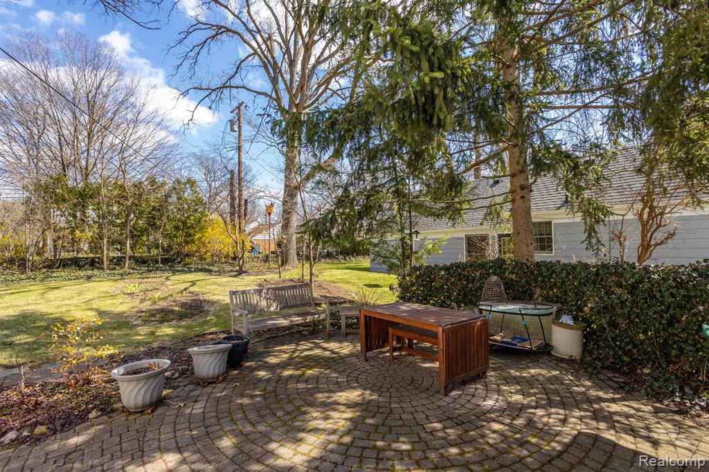 4 DUXBURY Lane, Dearborn, MI 48120 — Photo 31