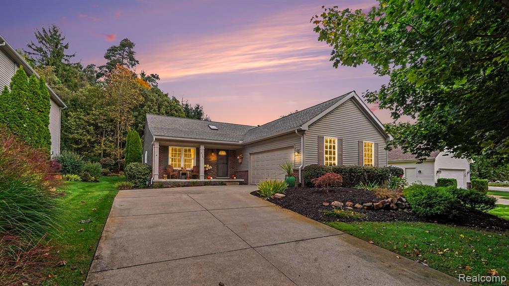 2727 Signature Circle, Pinckney, MI 48169