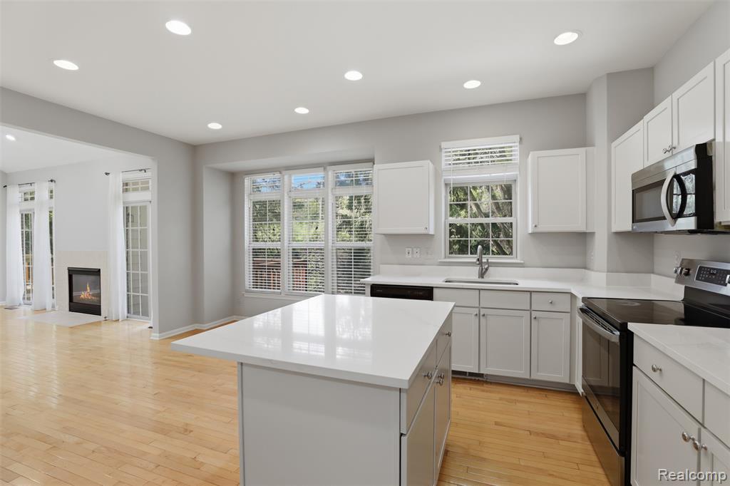 4368 Gateway Circle, West Bloomfield, MI — Photo 18
