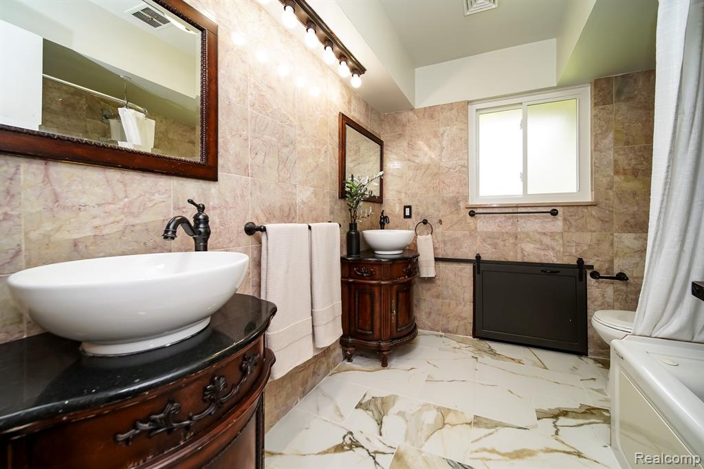 19041 Bungalow Drive, Lathrup Village, MI 48076 — Photo 65