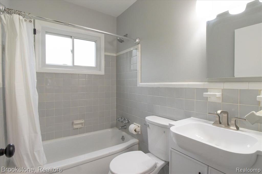 924 E Otis Avenue, Hazel Park, MI 48030 — Photo 13