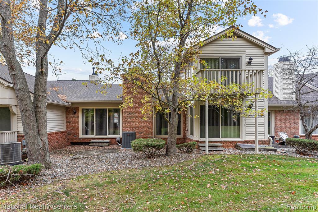 6904 Pebble Park Circle, West Bloomfield, MI — Photo 2