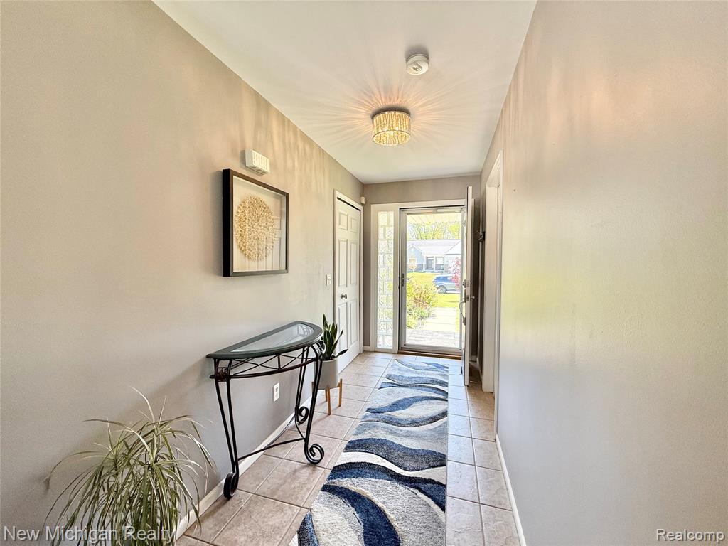 8205 Peninsula Circle, Grand Blanc, MI 48439 — Photo 6