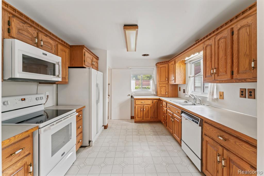 430 N Center Road, Saginaw, MI 48638 — Photo 6