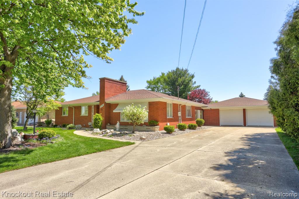 275 S Airport Road, Saginaw, MI 48601 — front exterior