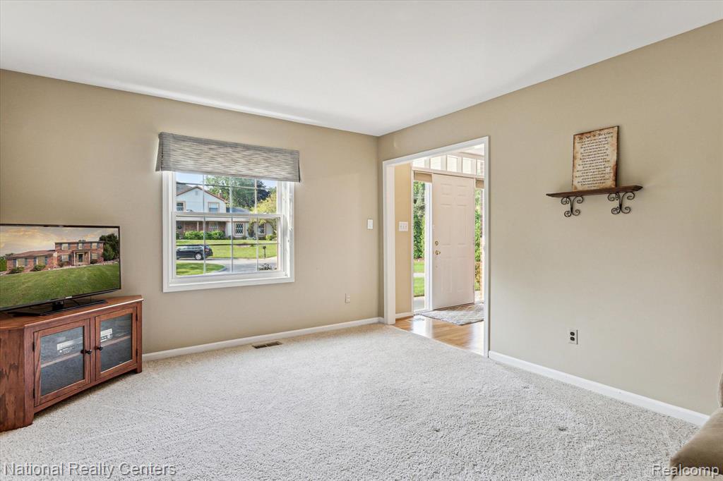 42372 COTSWOLD Court, Northville, MI 48168 — Photo 5