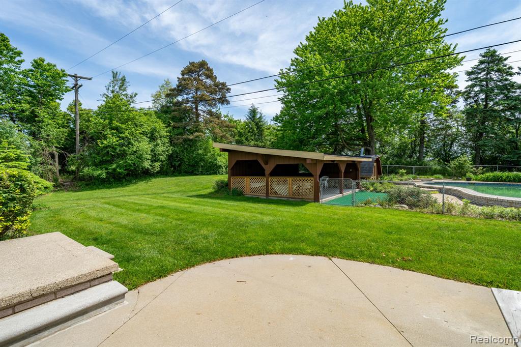 5871 Brewster Road, Rochester Hills, MI 48306 — Photo 38