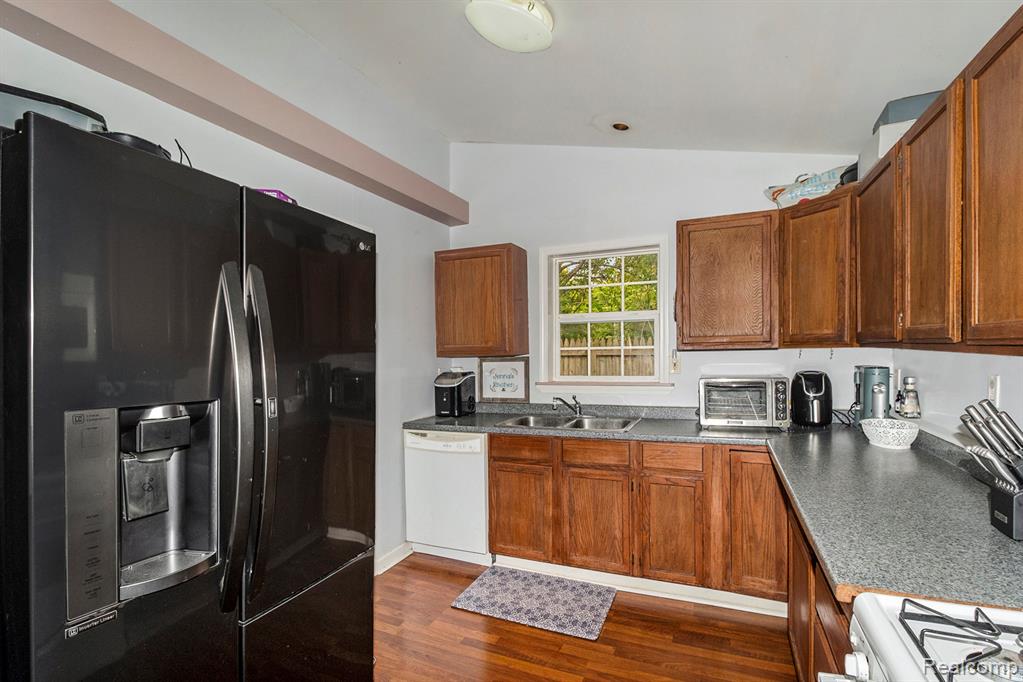 2305 Hester Court, Keego Harbor, MI 48320 — Photo 15