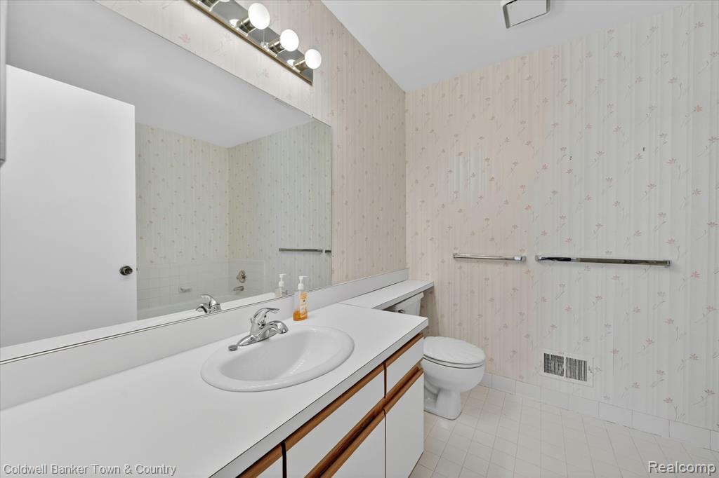 6172 Westbrooke Drive, West Bloomfield, MI — Photo 16