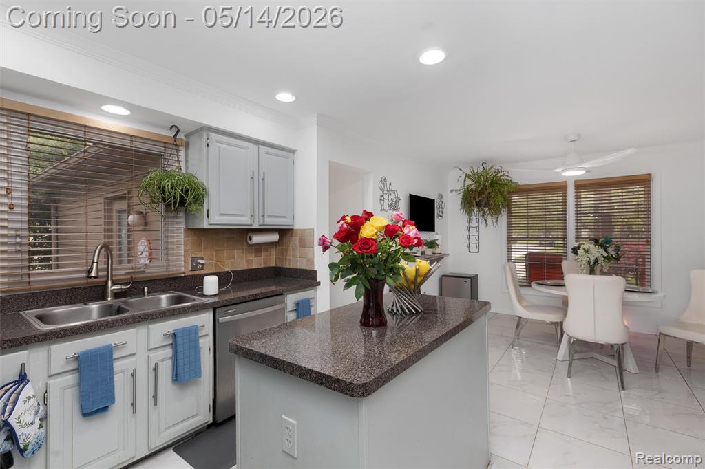 27526 Bridle Hills Drive, Farmington, MI 48336 — Photo 12