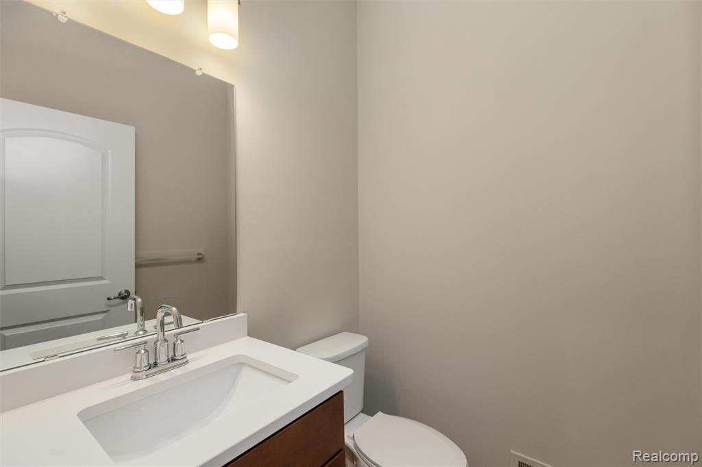807 Balmoral Ln, Troy, MI 48085 — Photo 10