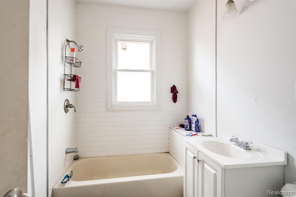 197 W BUENA VISTA Street, Highland Park, MI 48203 — Photo 7