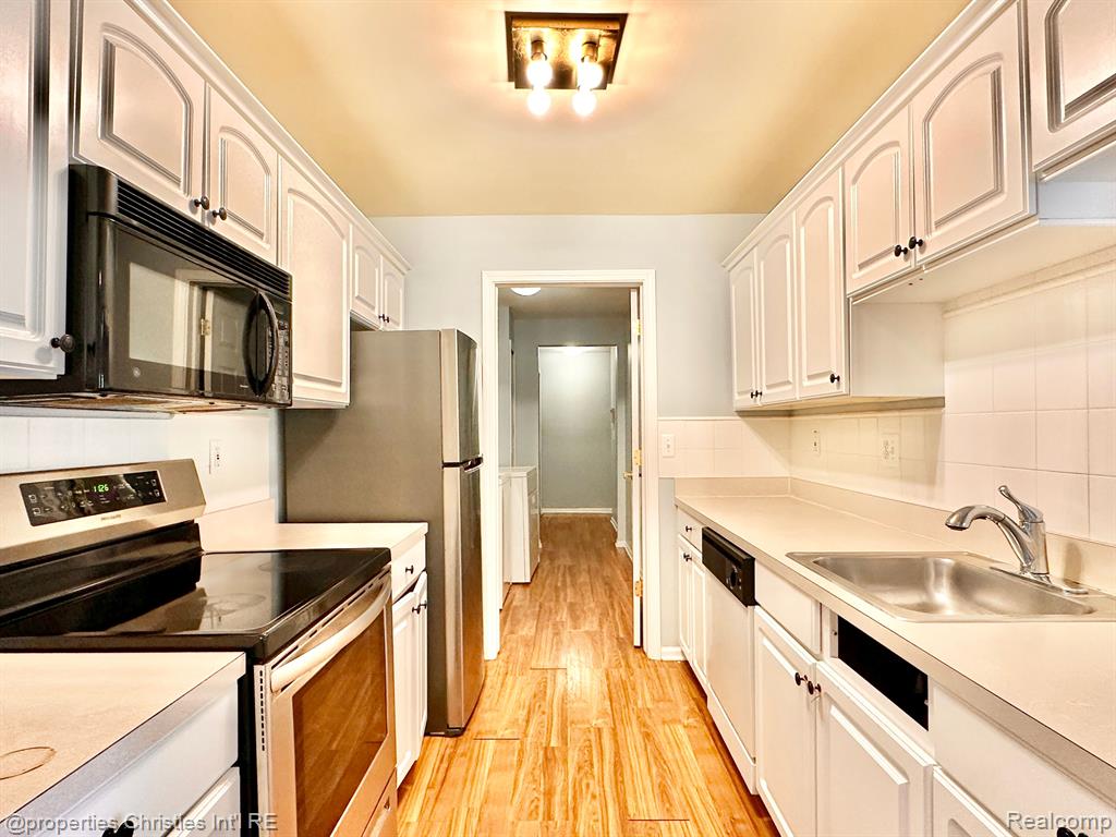 4235 BERKSHIRE Drive, Sterling Heights, MI 48314 — Photo 9