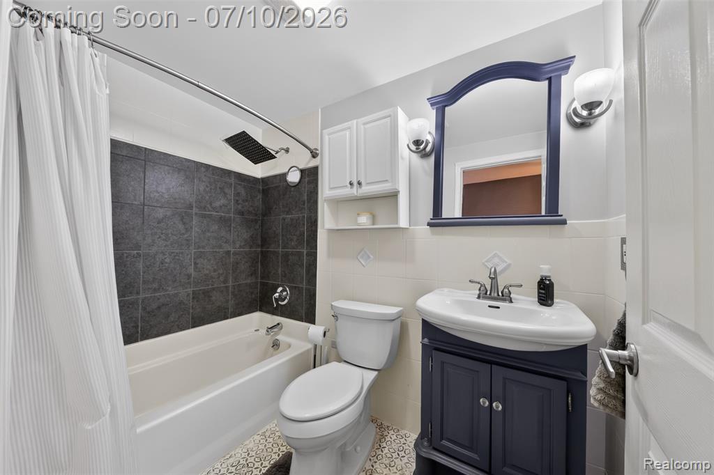 800 Hinford Avenue, Lake Orion, MI 48362 — Photo 11