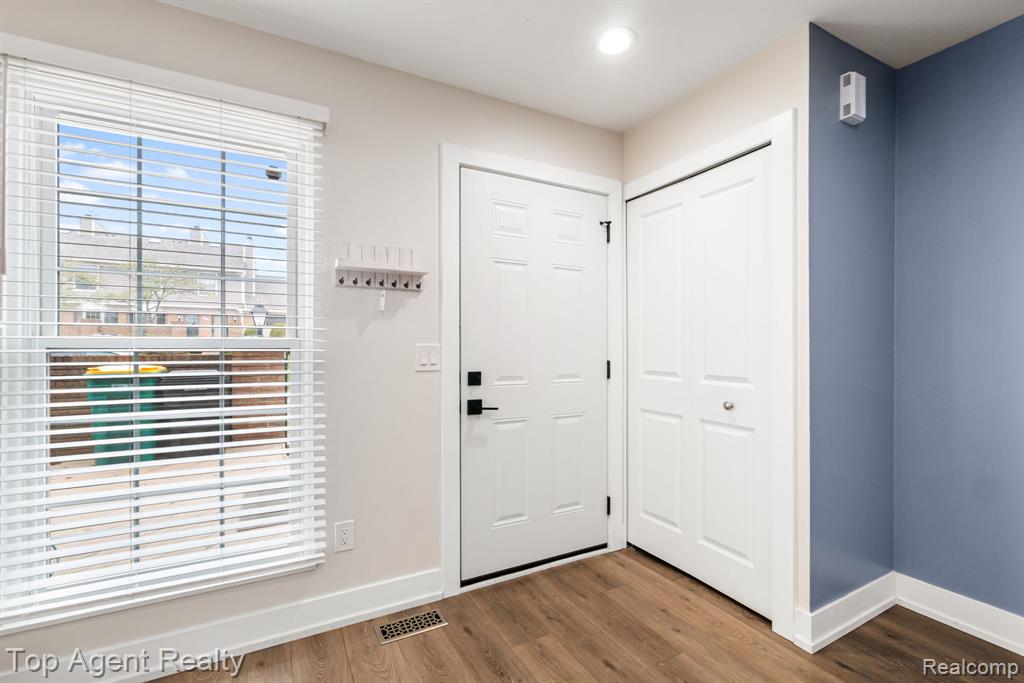 38887 Country Circle, Farmington Hills, MI 48331 — Photo 11