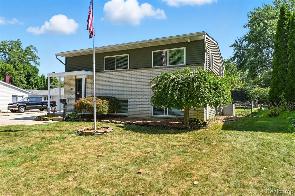 800 Birdsong Drive, Milford, MI 48381 — Photo 2