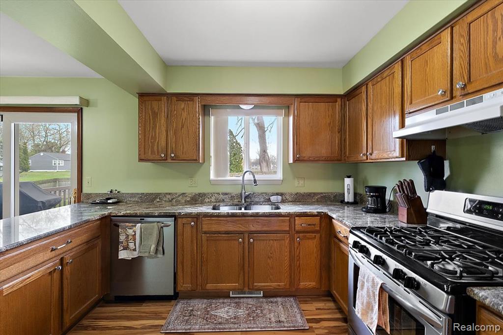 490 Glenn Court, Lake Orion, MI 48362 — Photo 15