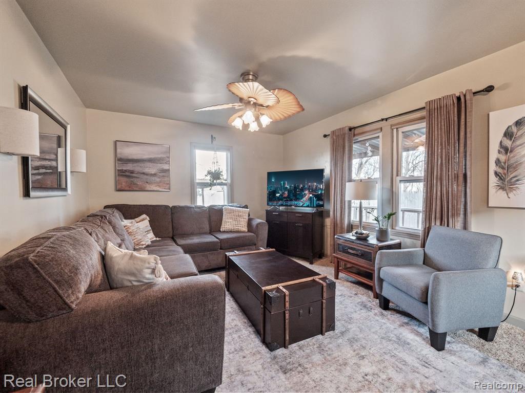 963 E MADGE Avenue, Hazel Park, MI 48030 — Photo 3