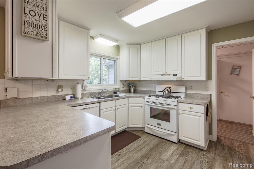 4154 Knollwood Drive, Grand Blanc, MI 48439 — Photo 9