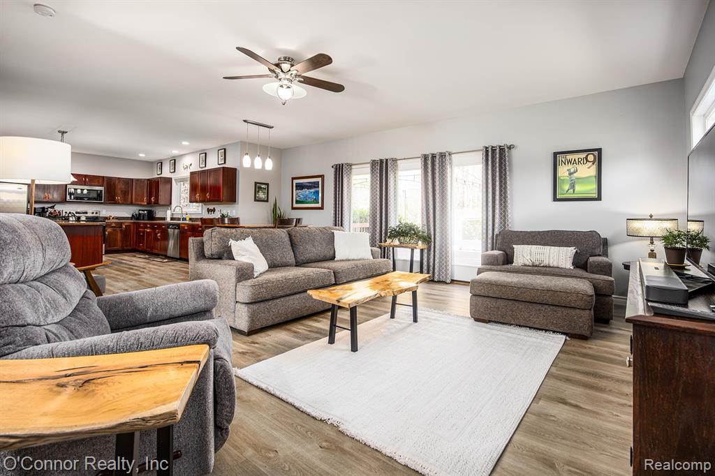 910 Hunter Court, Marysville, MI 48040 — Photo 5
