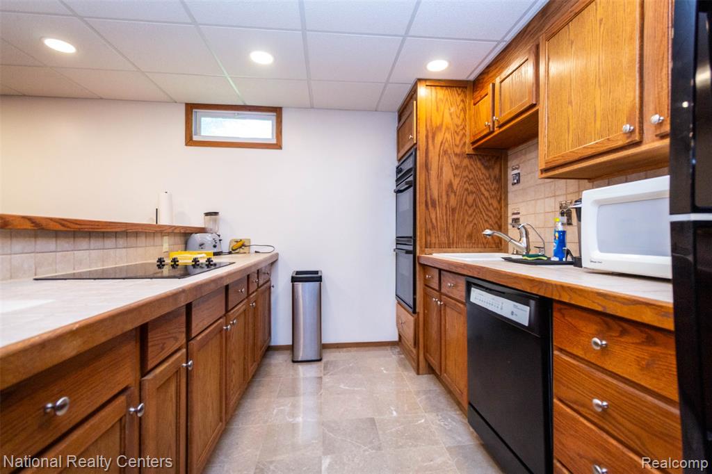 8706 Buckland Drive, South Lyon, MI 48178 — Photo 37
